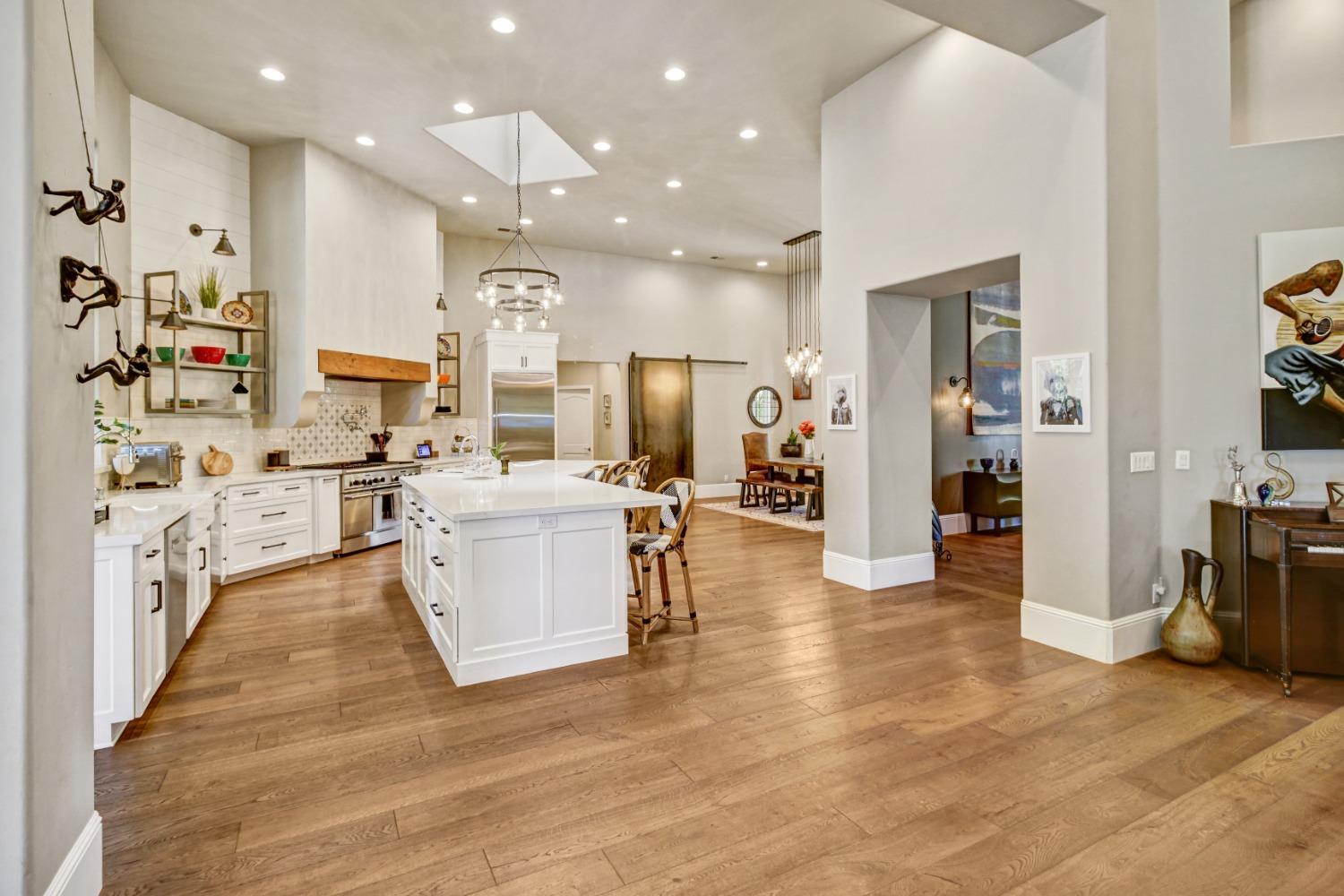 Detail Gallery Image 14 of 81 For 5011 Jardin Ln, Carmichael,  CA 95608 - 4 Beds | 4 Baths