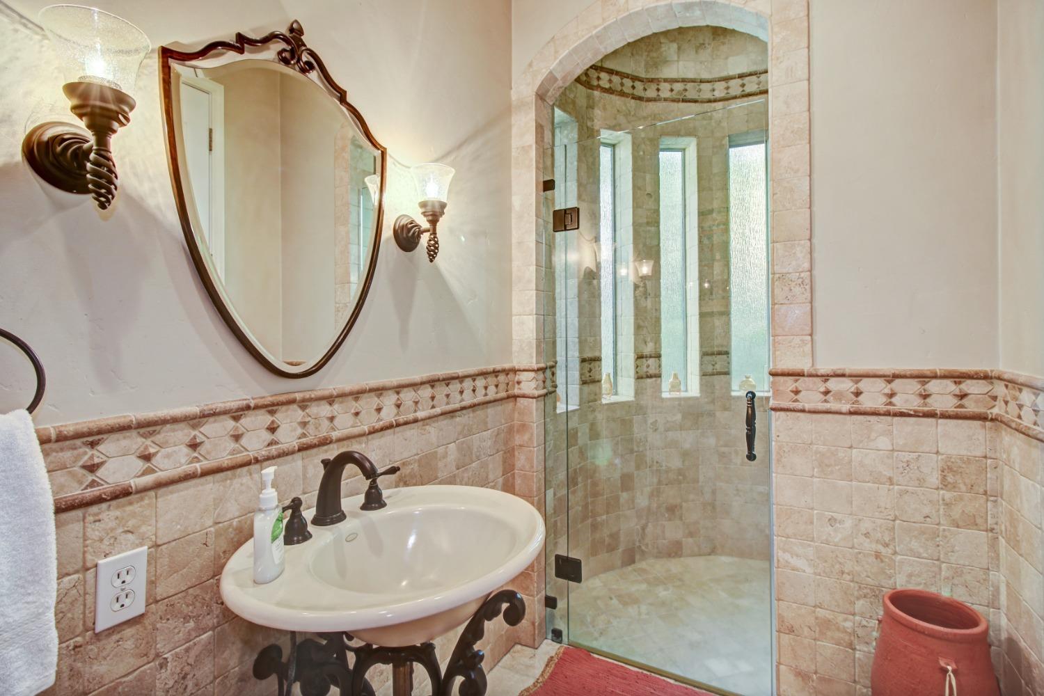 Detail Gallery Image 37 of 81 For 5011 Jardin Ln, Carmichael,  CA 95608 - 4 Beds | 4 Baths