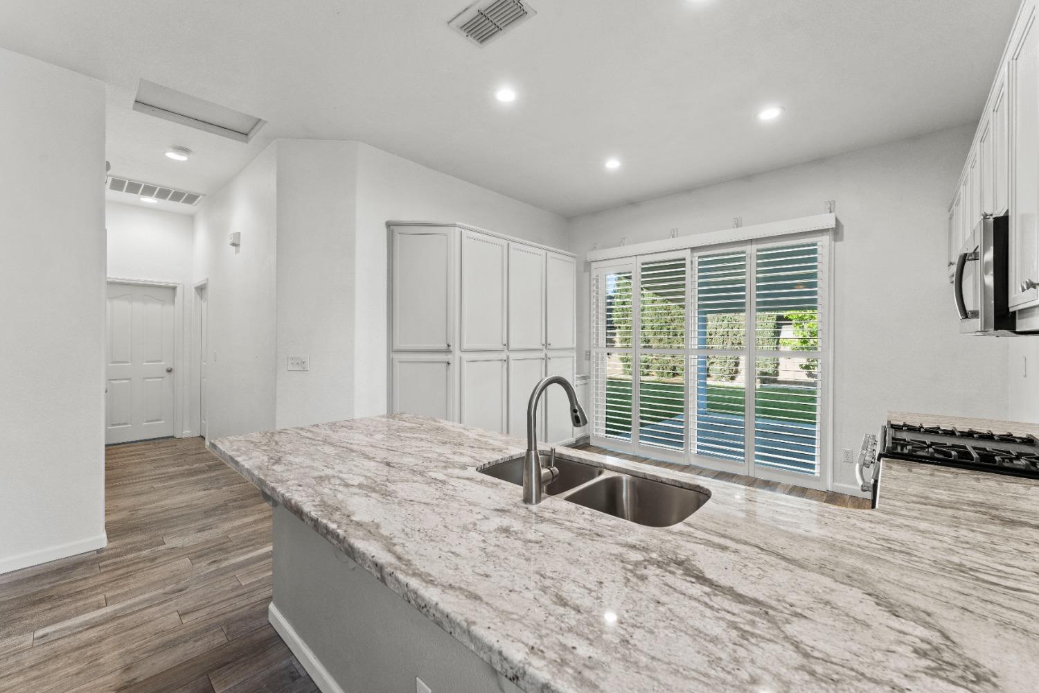 Detail Gallery Image 9 of 32 For 6222 Virk Ln, Citrus Heights,  CA 95621 - 2 Beds | 2 Baths