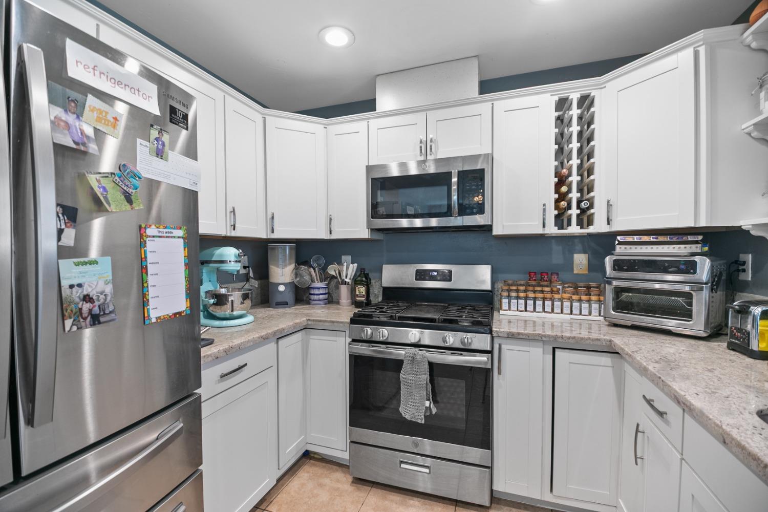 Detail Gallery Image 9 of 30 For 3879 8th Ave, Sacramento,  CA 95817 - 3 Beds | 2/1 Baths