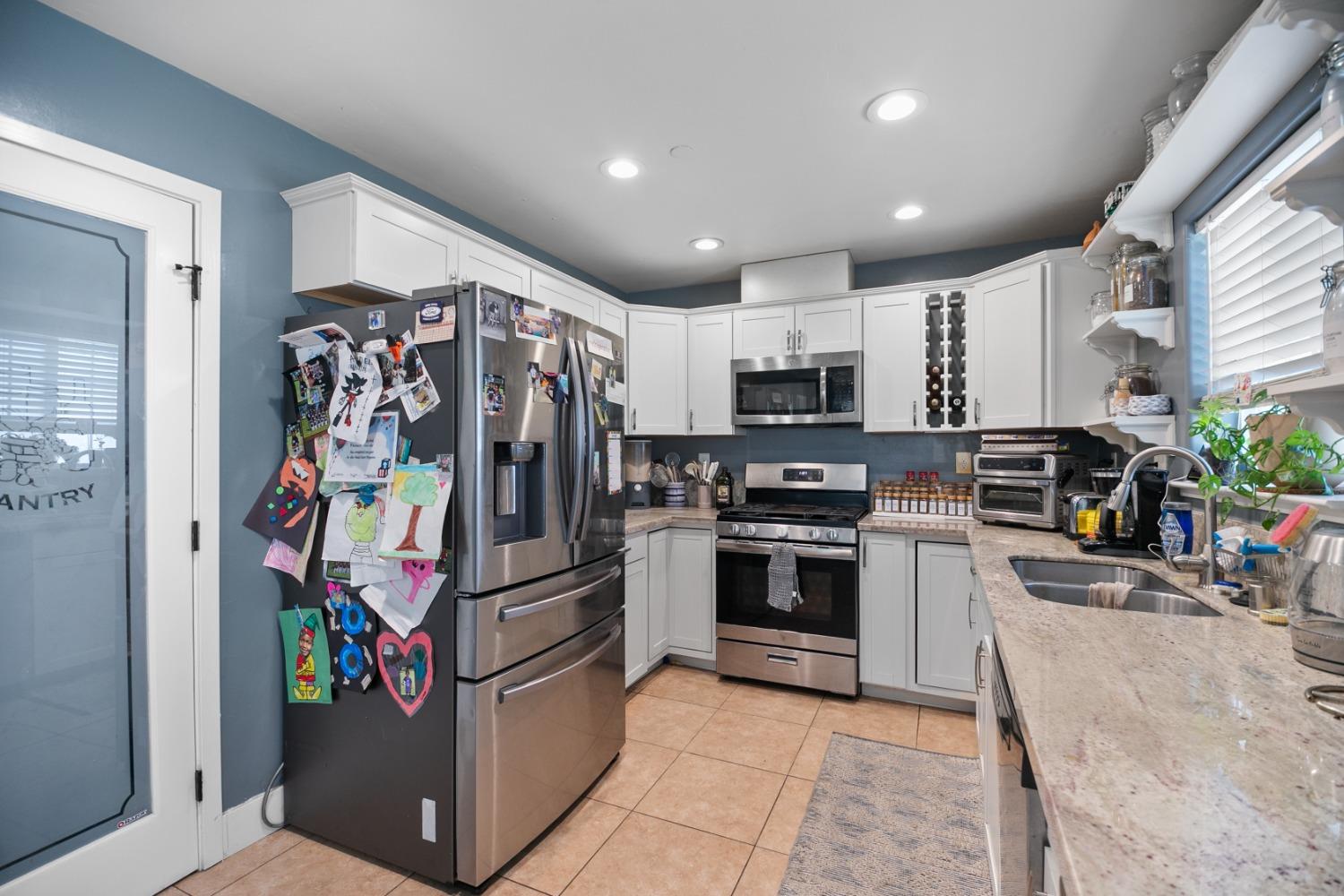 Detail Gallery Image 8 of 30 For 3879 8th Ave, Sacramento,  CA 95817 - 3 Beds | 2/1 Baths