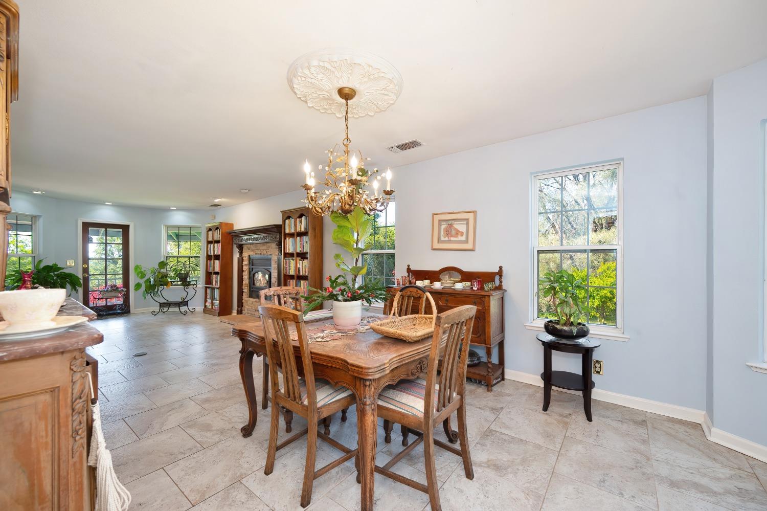Detail Gallery Image 12 of 81 For 2601 Roundhill Cir, Placerville,  CA 95667 - 4 Beds | 3 Baths