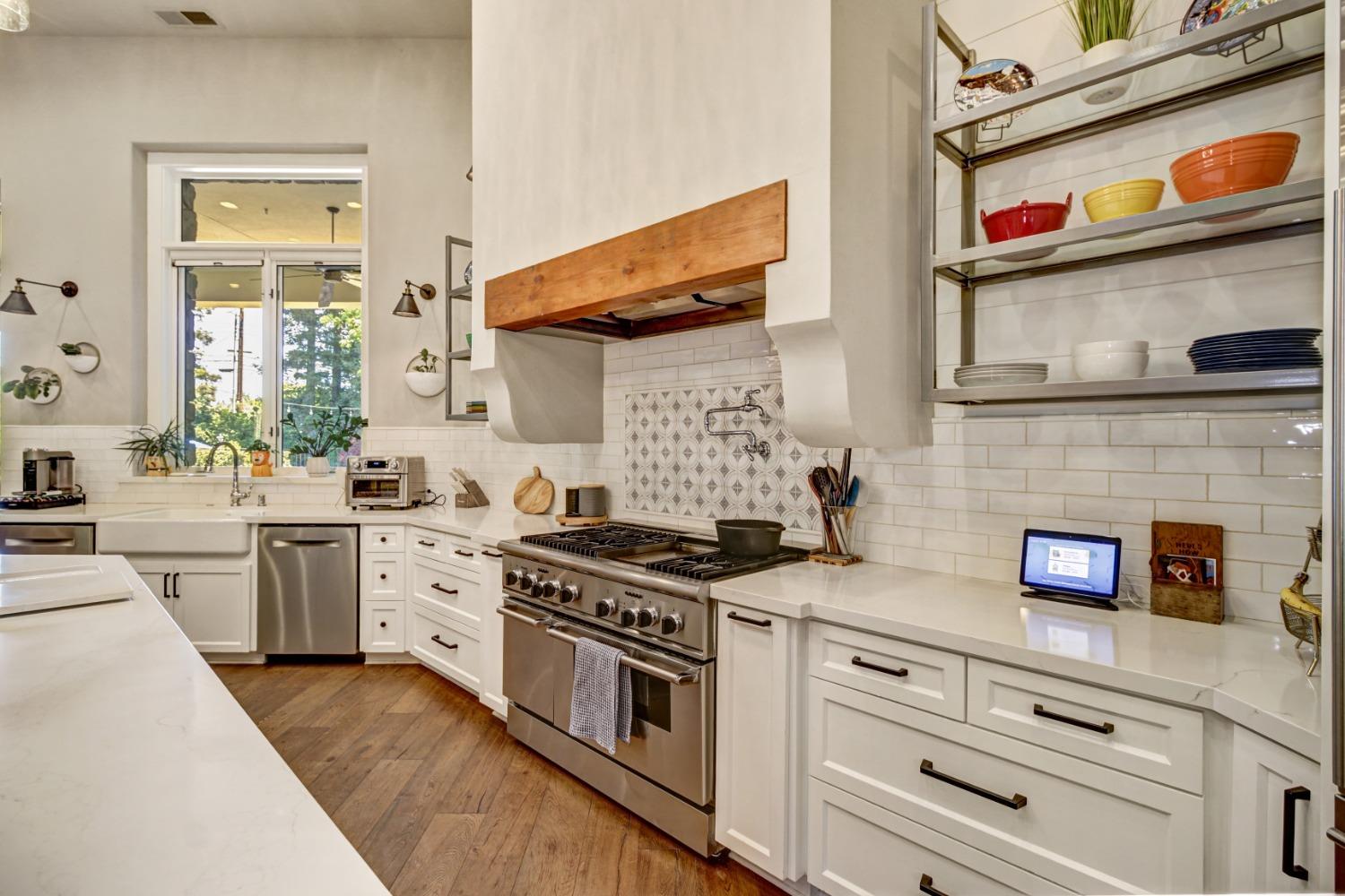 Detail Gallery Image 7 of 81 For 5011 Jardin Ln, Carmichael,  CA 95608 - 4 Beds | 4 Baths