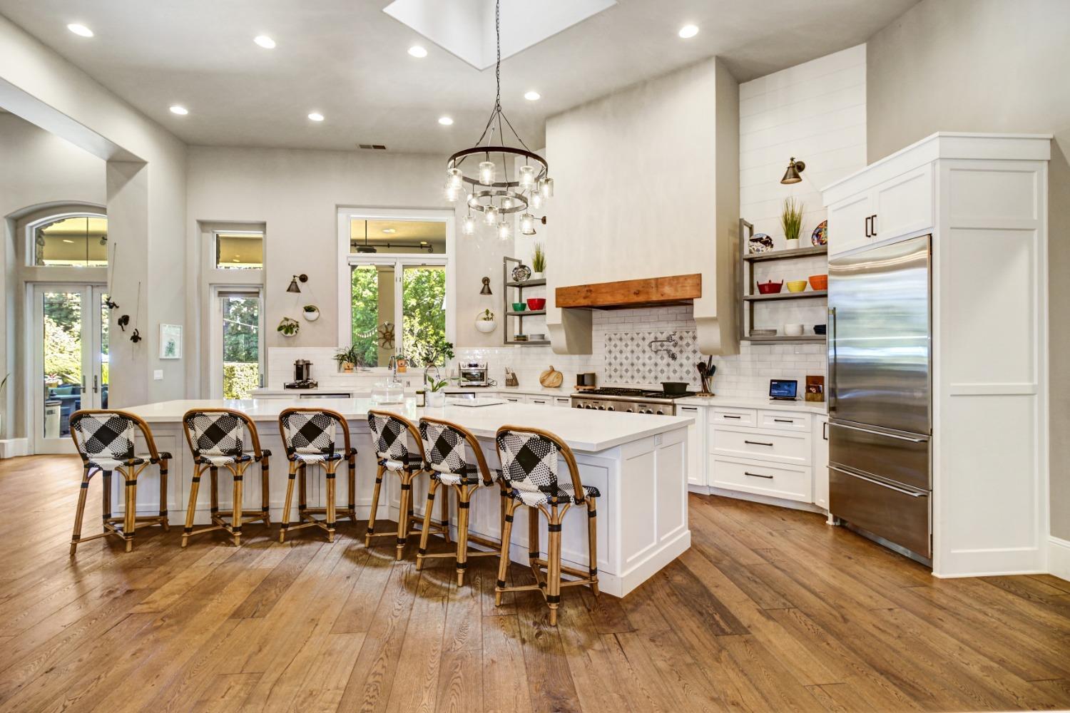 Detail Gallery Image 8 of 81 For 5011 Jardin Ln, Carmichael,  CA 95608 - 4 Beds | 4 Baths