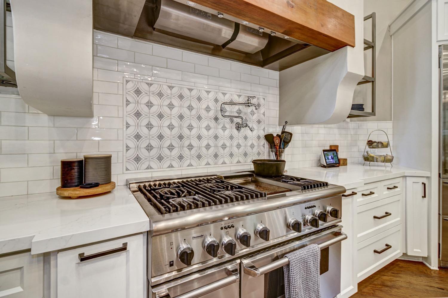 Detail Gallery Image 11 of 81 For 5011 Jardin Ln, Carmichael,  CA 95608 - 4 Beds | 4 Baths
