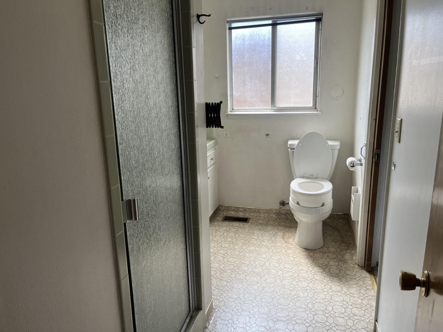 Detail Gallery Image 11 of 18 For 1008 Wellington Dr, Modesto,  CA 95350 - 4 Beds | 2/1 Baths