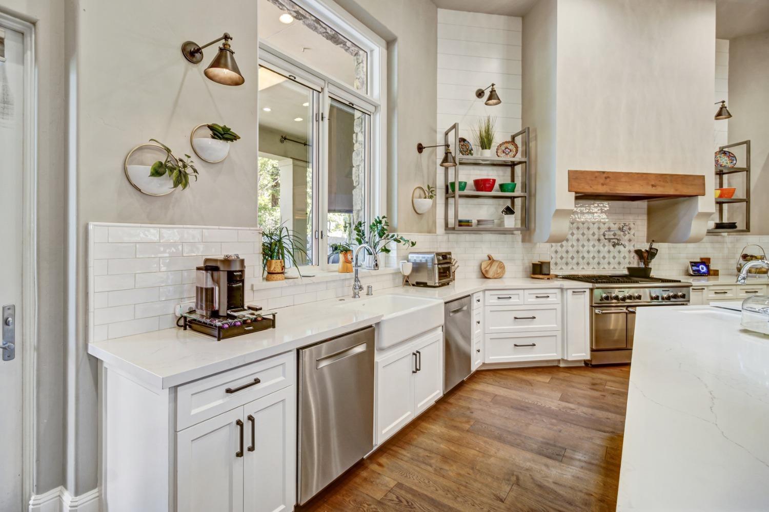 Detail Gallery Image 12 of 81 For 5011 Jardin Ln, Carmichael,  CA 95608 - 4 Beds | 4 Baths
