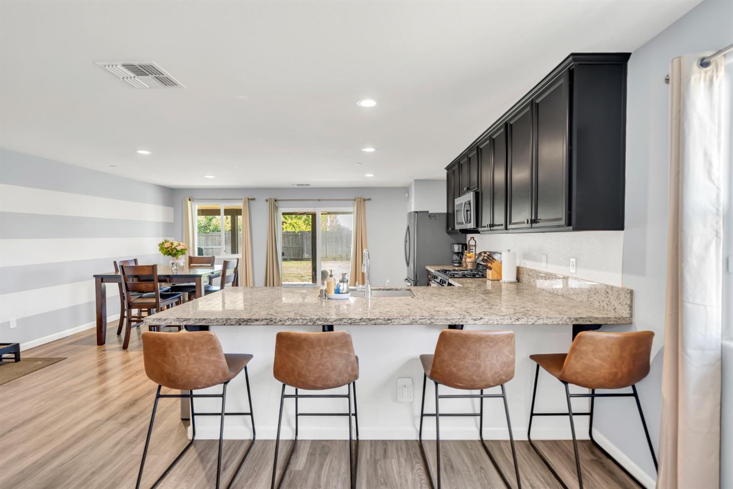 Detail Gallery Image 16 of 42 For 1096 Sierra Bluff St, Plumas Lake,  CA 95961 - 3 Beds | 2 Baths