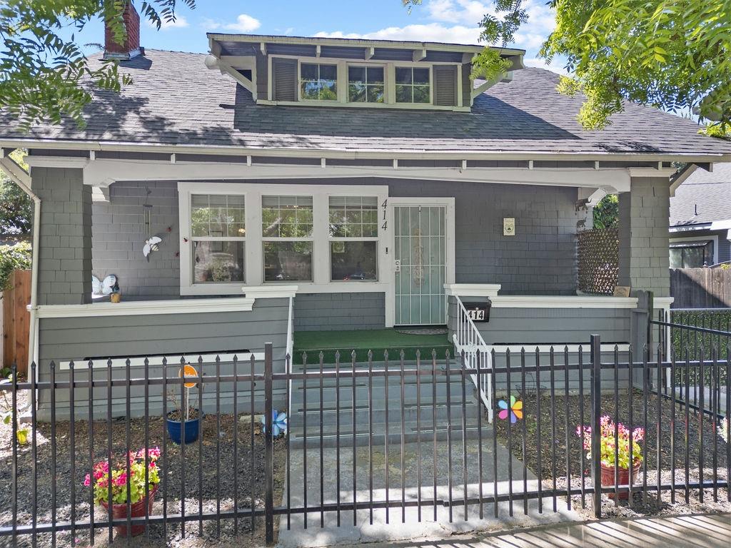 Detail Gallery Image 2 of 39 For 414 W Vine St, Stockton,  CA 95203 - 3 Beds | 2 Baths