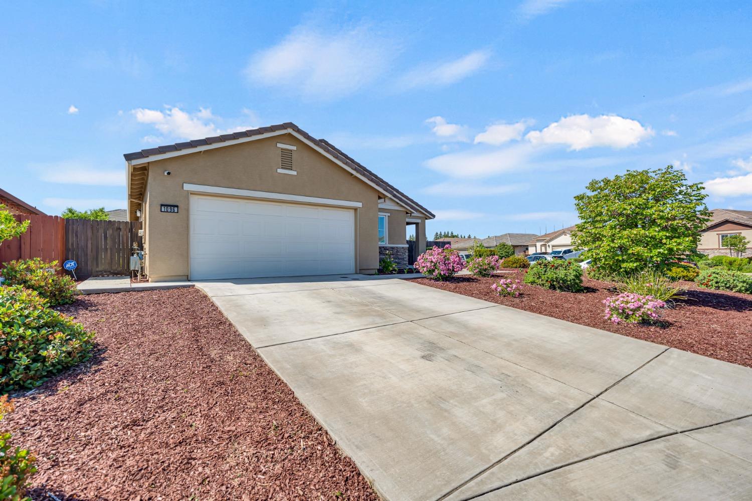Detail Gallery Image 3 of 42 For 1096 Sierra Bluff St, Plumas Lake,  CA 95961 - 3 Beds | 2 Baths