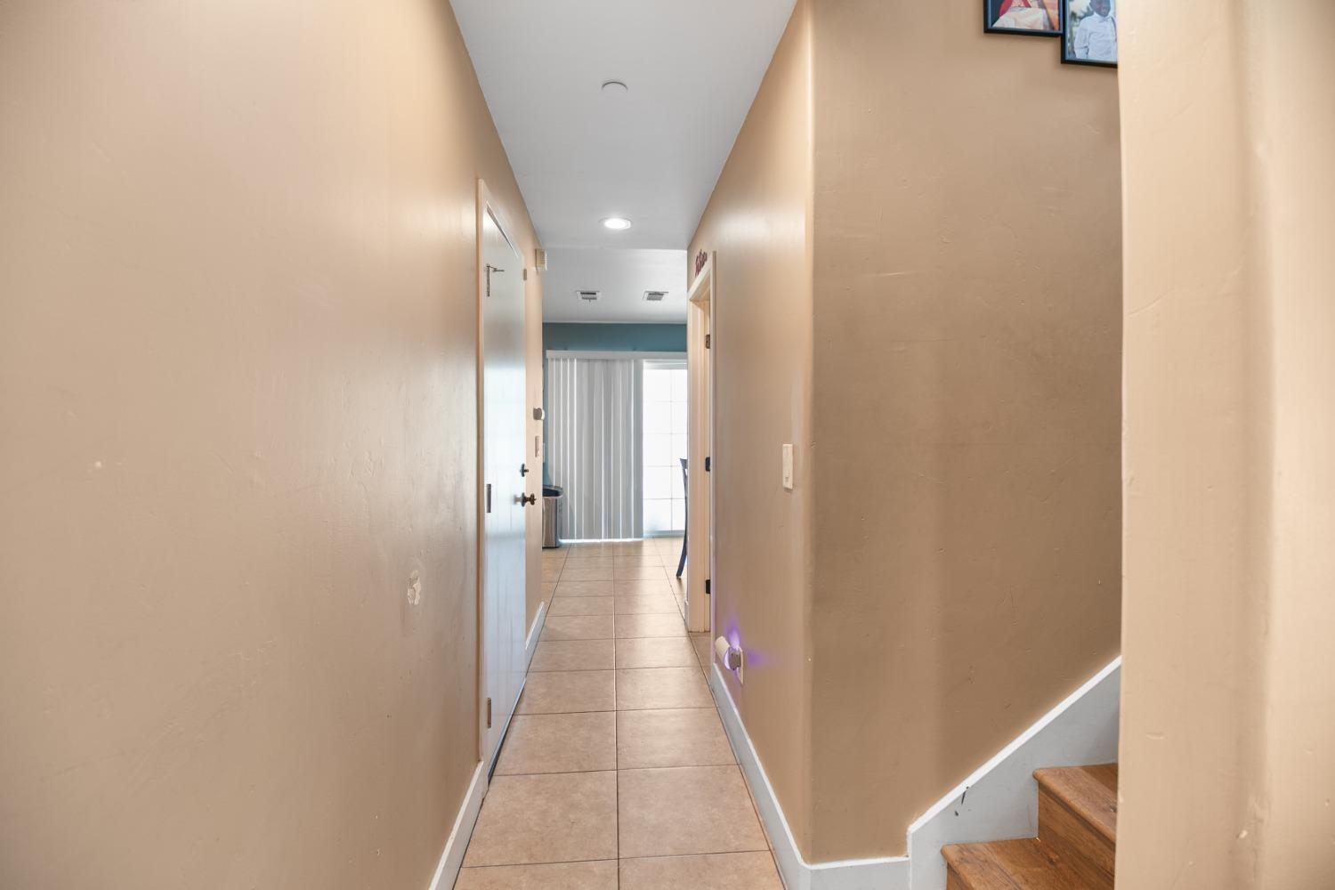 Detail Gallery Image 6 of 30 For 3879 8th Ave, Sacramento,  CA 95817 - 3 Beds | 2/1 Baths