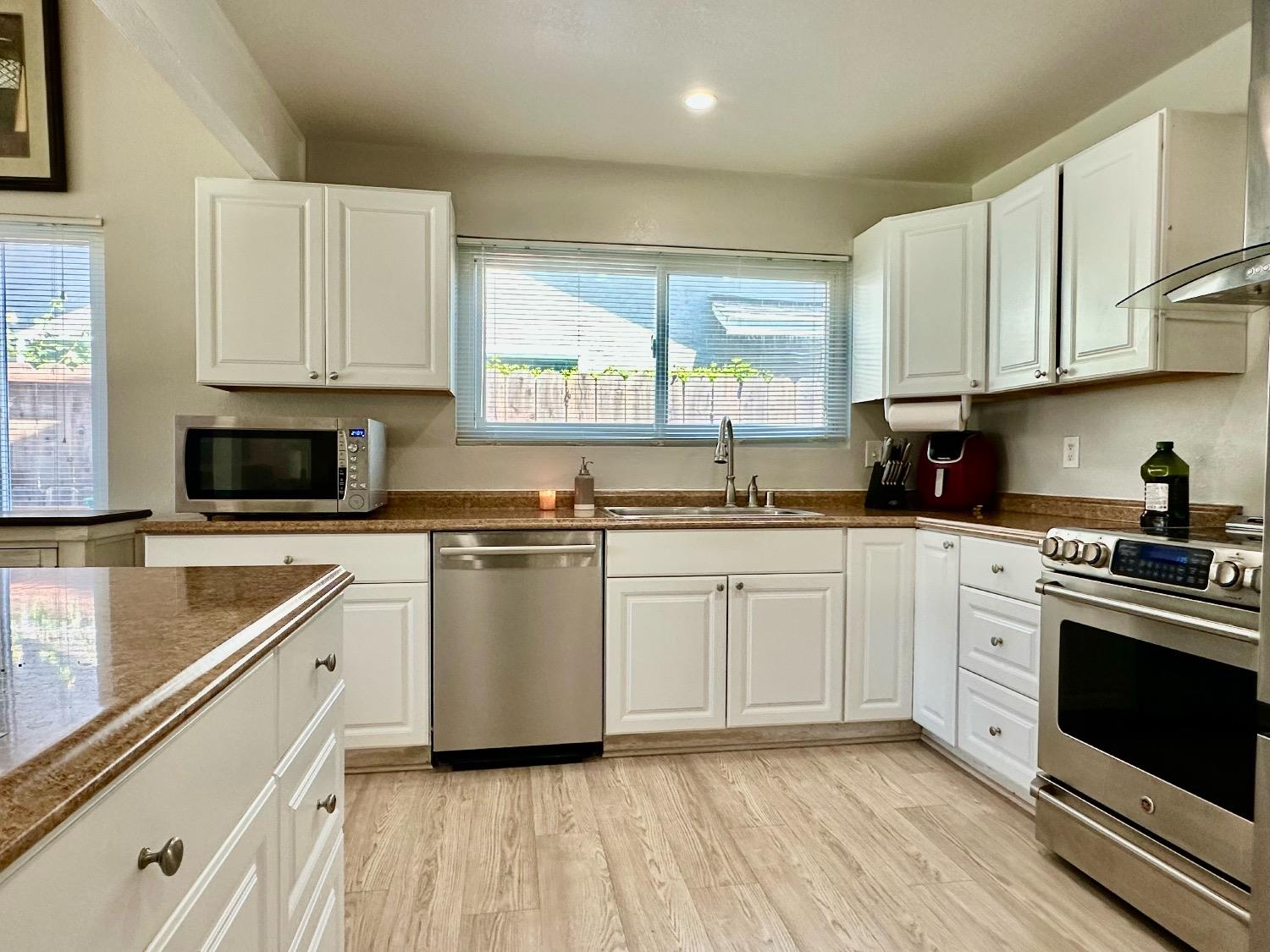 Detail Gallery Image 6 of 24 For 1833 Reisling Dr, Lodi,  CA 95240 - 4 Beds | 2 Baths