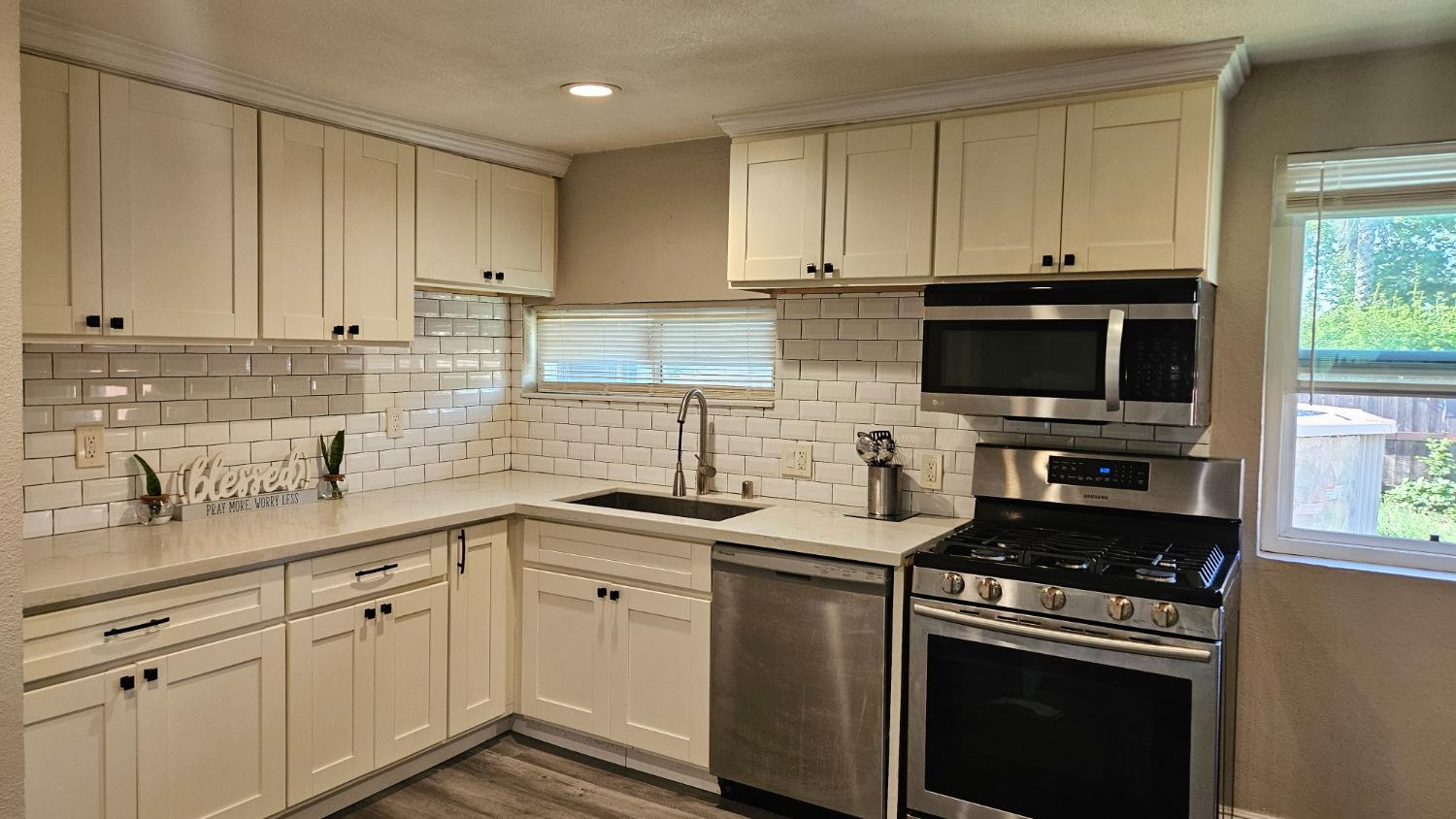 Detail Gallery Image 1 of 24 For 4725 Parker Ave, Sacramento,  CA 95820 - 2 Beds | 1 Baths