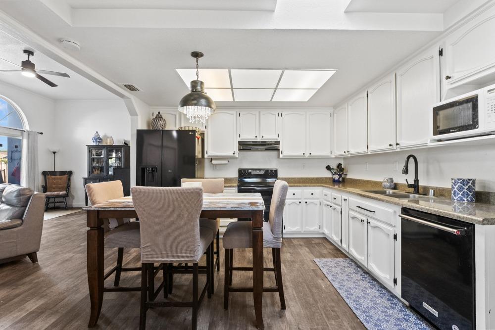 Detail Gallery Image 12 of 45 For 9524 Dunkerrin Way, Elk Grove,  CA 95758 - 3 Beds | 2 Baths