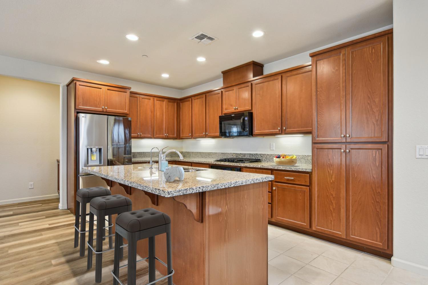 Detail Gallery Image 5 of 19 For 7905 Springarden Way, Sacramento,  CA 95828 - 3 Beds | 2 Baths