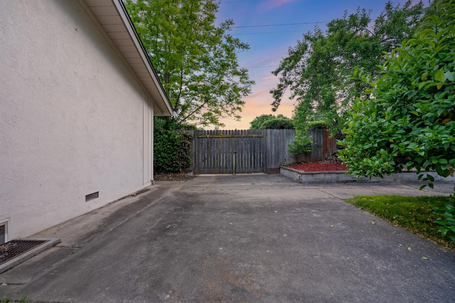 Detail Gallery Image 52 of 65 For 2751 American River Dr, Sacramento,  CA 95864 - 4 Beds | 3 Baths