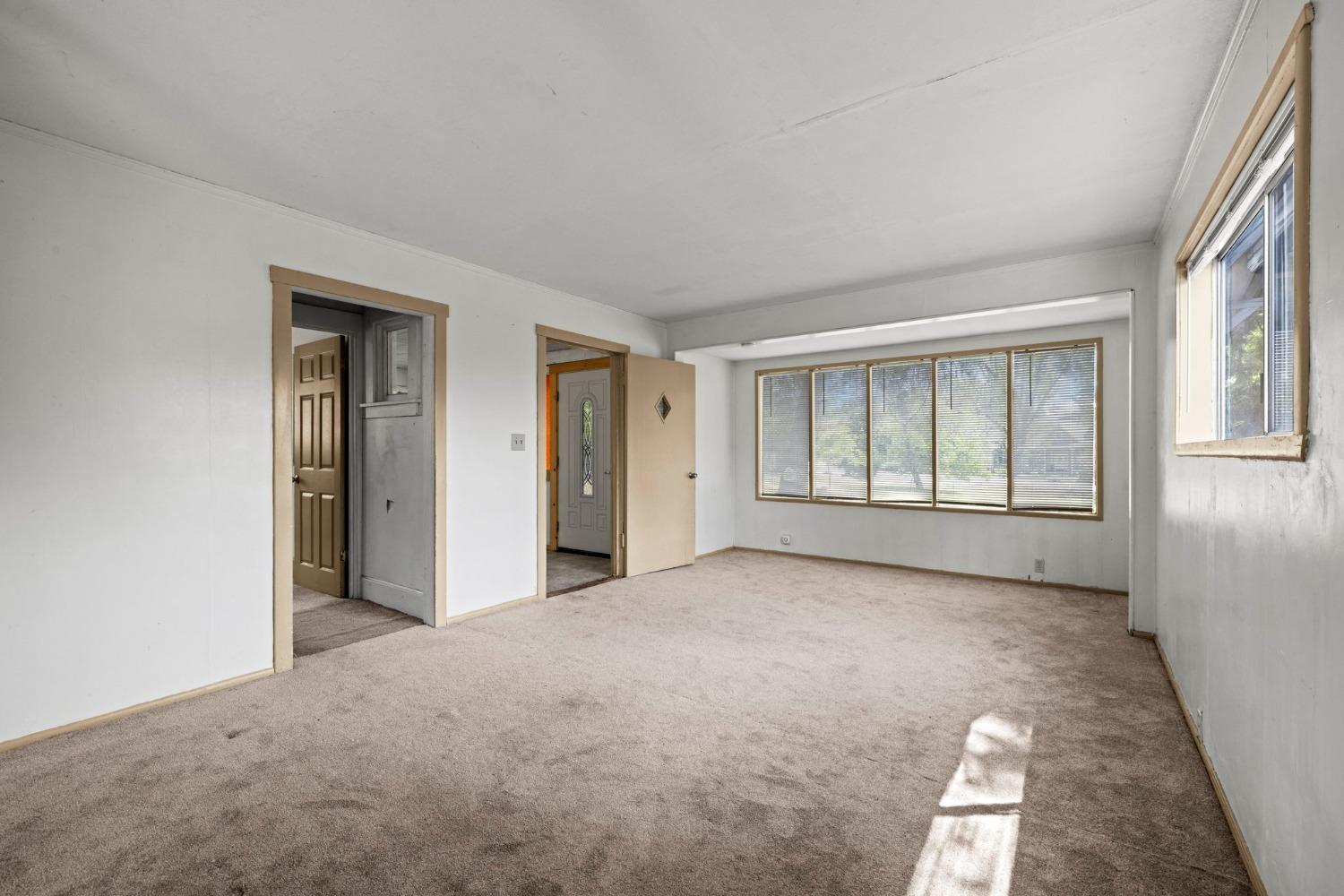 Detail Gallery Image 4 of 31 For 4615 Illinois Ave, Fair Oaks,  CA 95628 - 4 Beds | 1/2 Baths