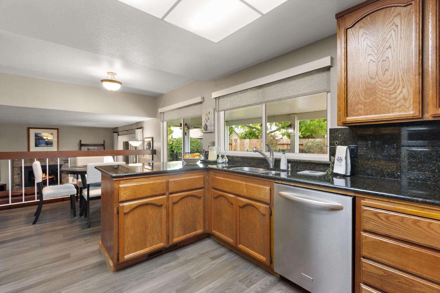 Detail Gallery Image 14 of 56 For 19 Green Mist Ct, Sacramento,  CA 95831 - 4 Beds | 3 Baths