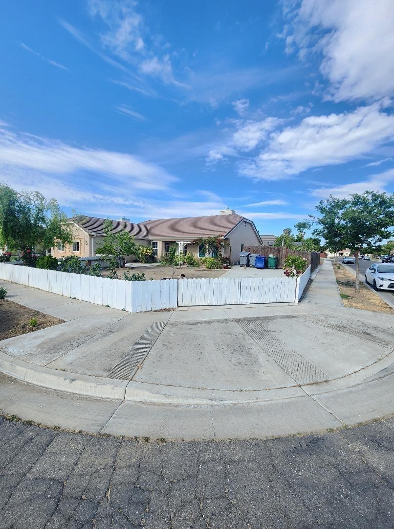 Detail Gallery Image 1 of 27 For 755 Windsor Ct, Los Banos,  CA 93635 - 5 Beds | 3 Baths
