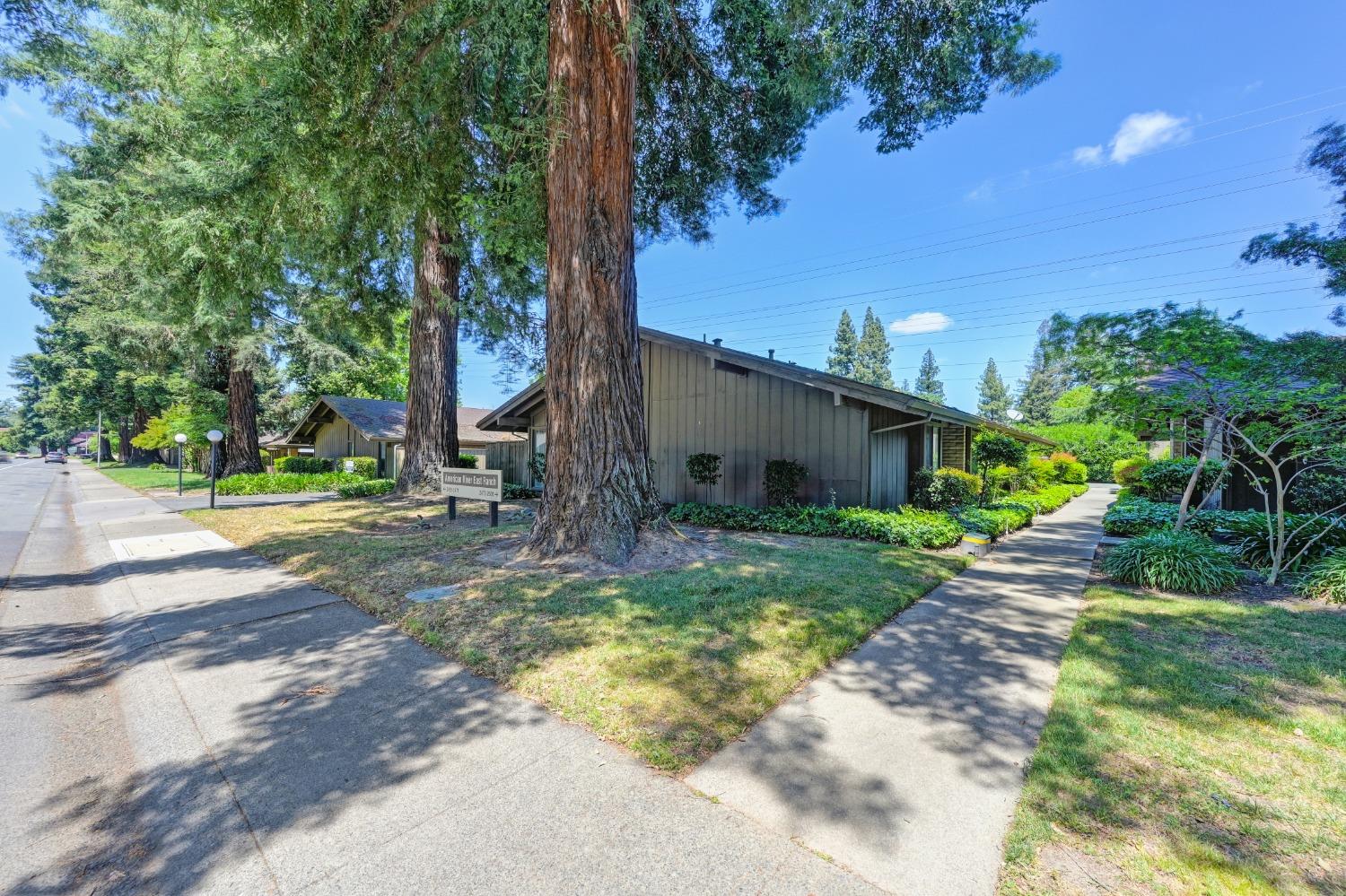 Detail Gallery Image 4 of 61 For 2473 American River Dr, Sacramento,  CA 95825 - – Beds | – Baths