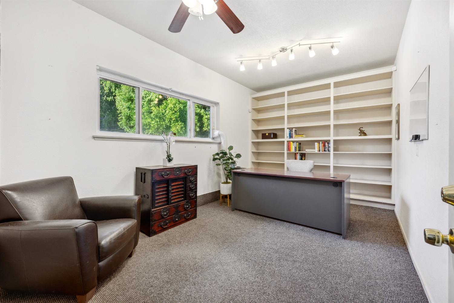 Detail Gallery Image 16 of 65 For 2751 American River Dr, Sacramento,  CA 95864 - 4 Beds | 3 Baths