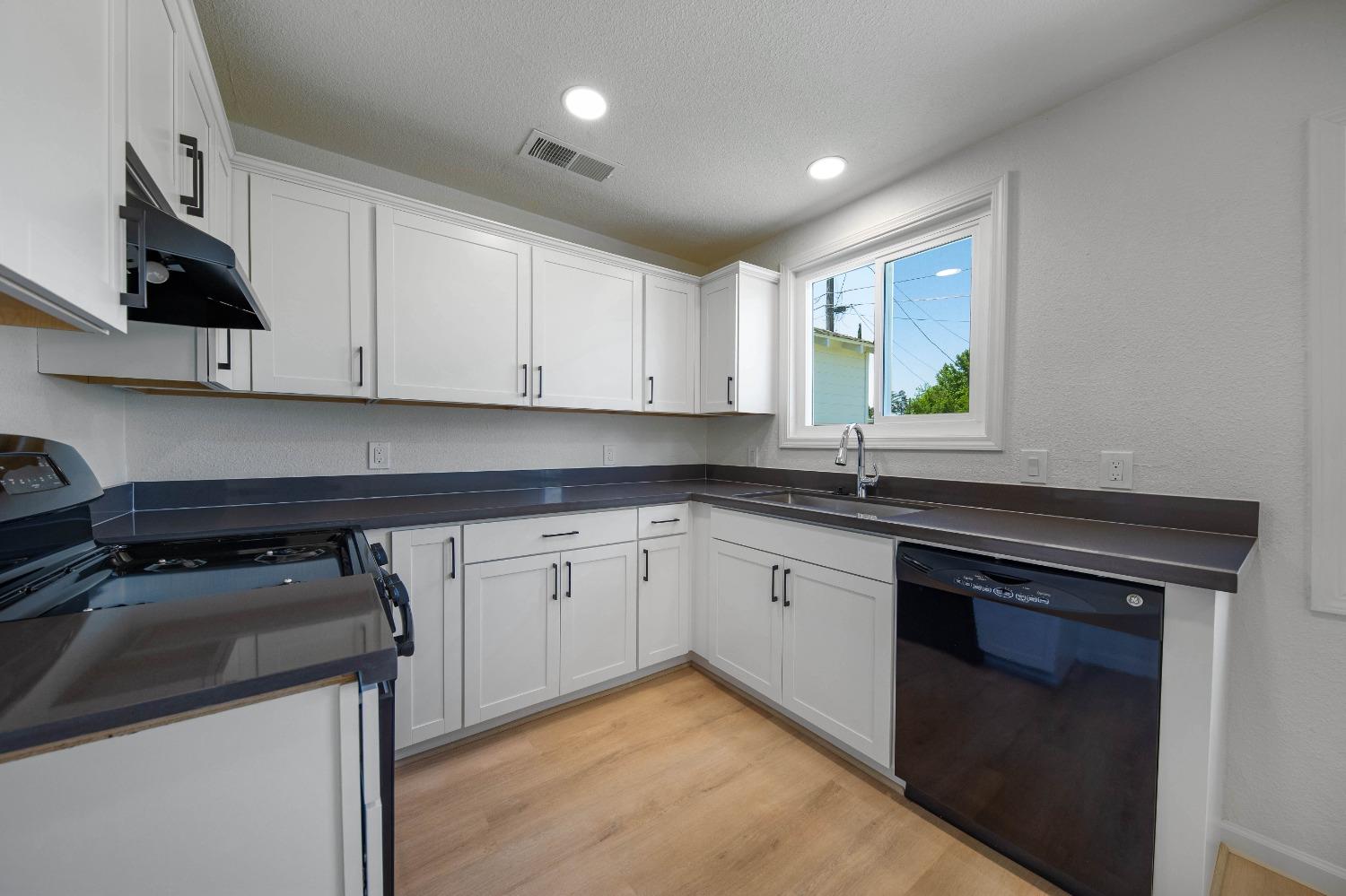 Detail Gallery Image 16 of 32 For 3037 W Monterey Ave, Stockton,  CA 95204 - 3 Beds | 1 Baths
