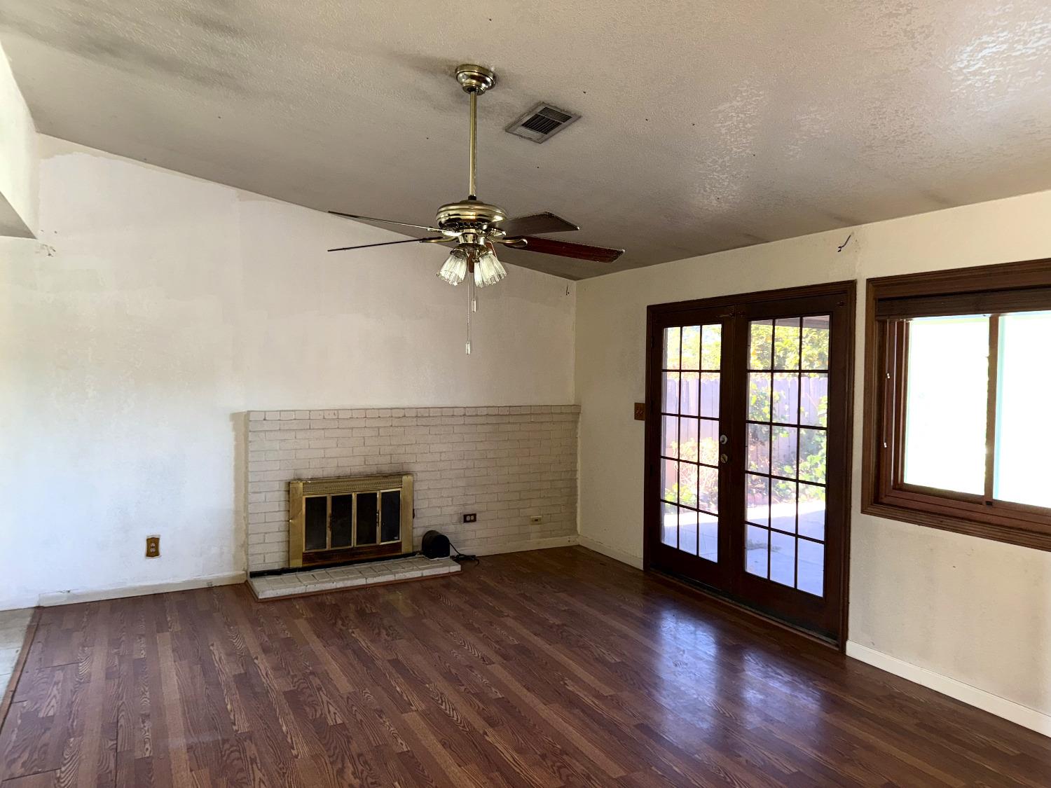 Detail Gallery Image 5 of 17 For 2454 Golden Bear Cir, Stockton,  CA 95209 - 4 Beds | 2 Baths