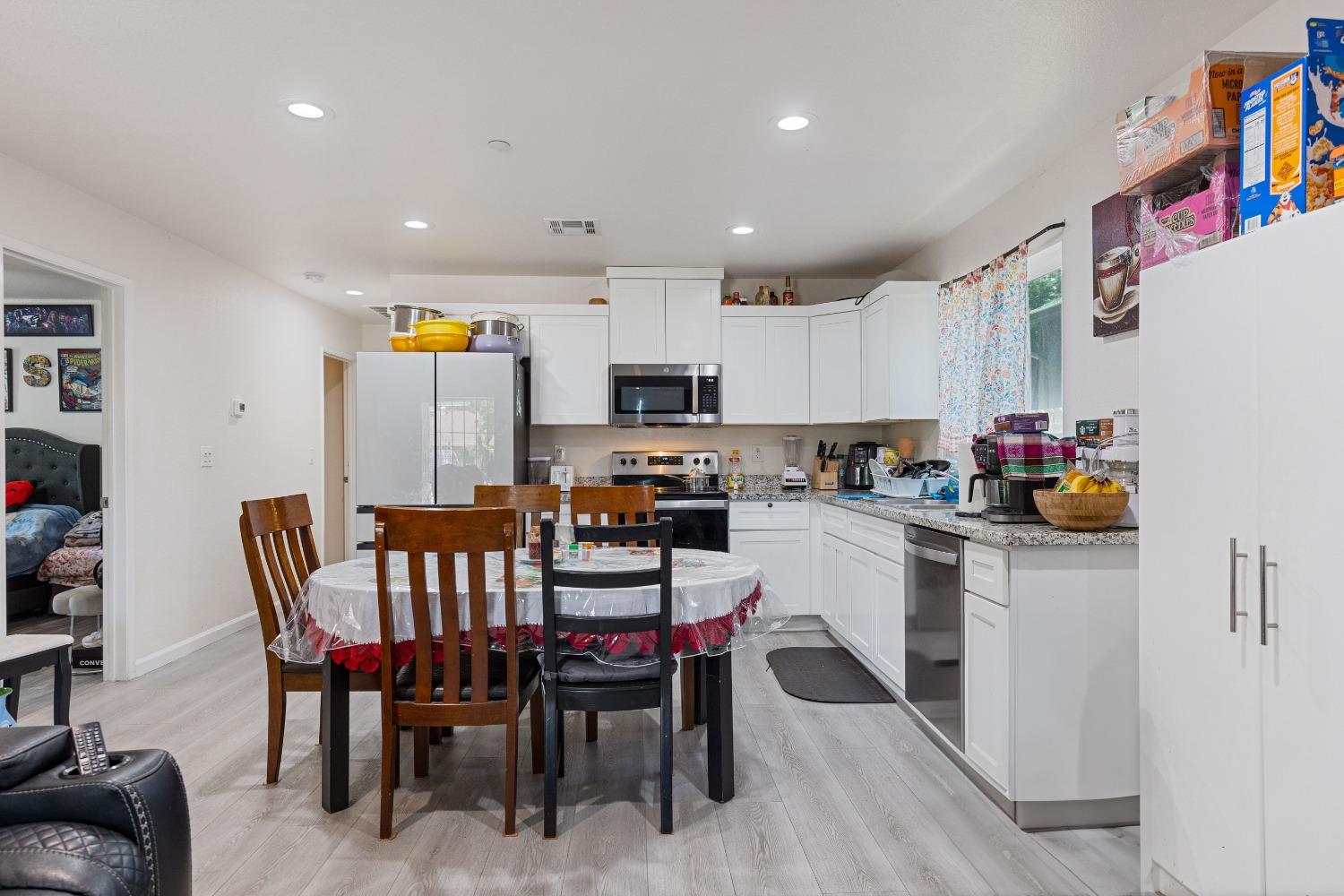 Detail Gallery Image 6 of 26 For 610 El Camino Ave, Sacramento,  CA 95815 - 5 Beds | 3 Baths