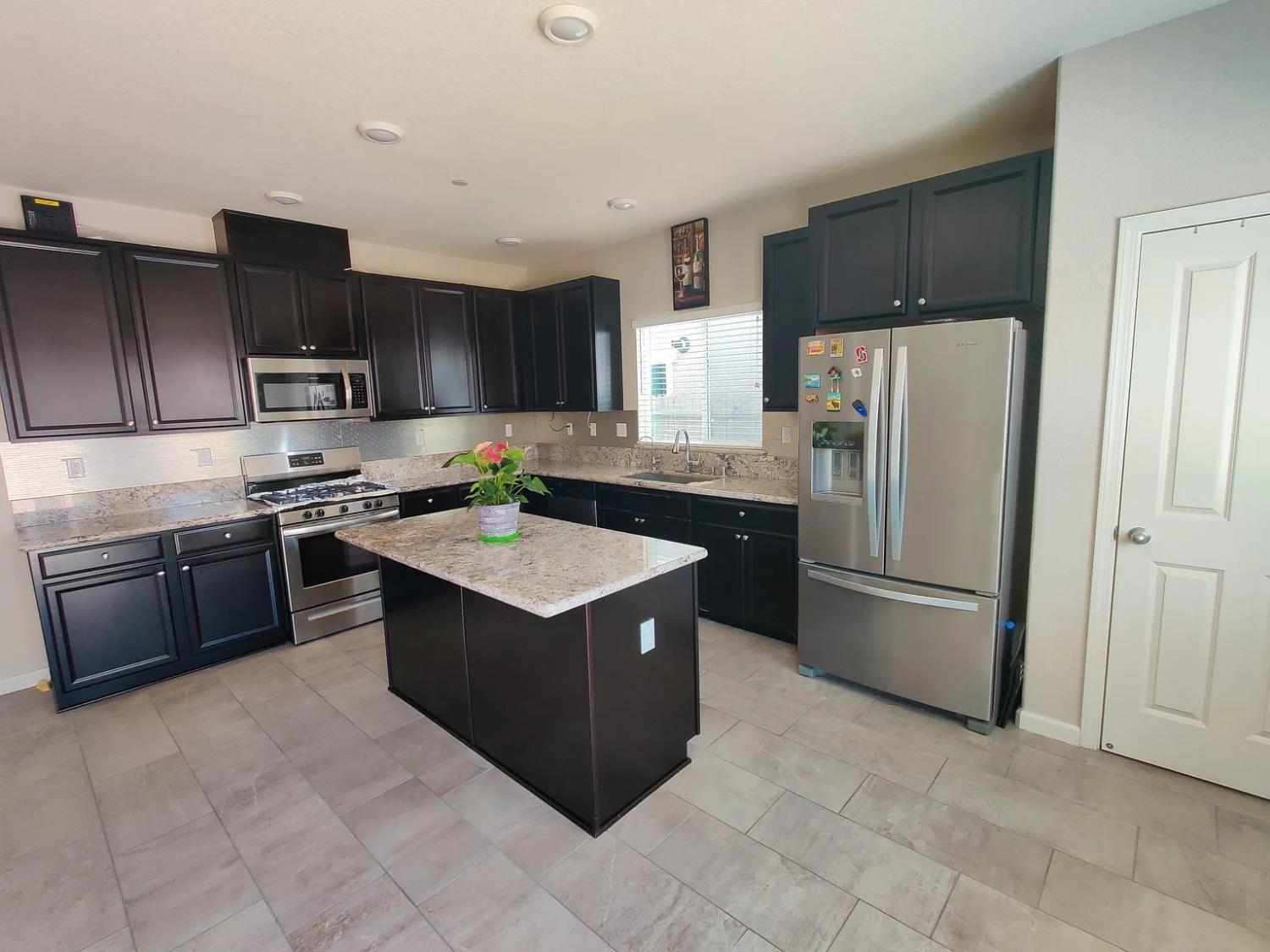 Detail Gallery Image 6 of 34 For 1636 N Breezy Meadow Dr, Sacramento,  CA 95834 - 5 Beds | 3 Baths