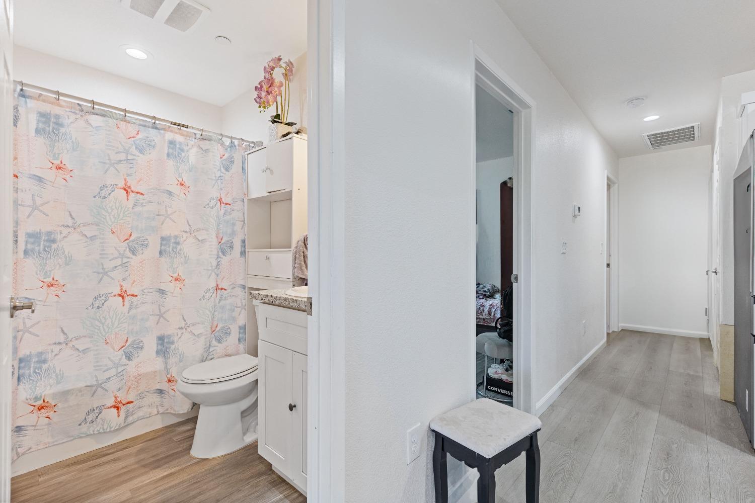 Detail Gallery Image 13 of 26 For 610 El Camino Ave, Sacramento,  CA 95815 - 5 Beds | 3 Baths