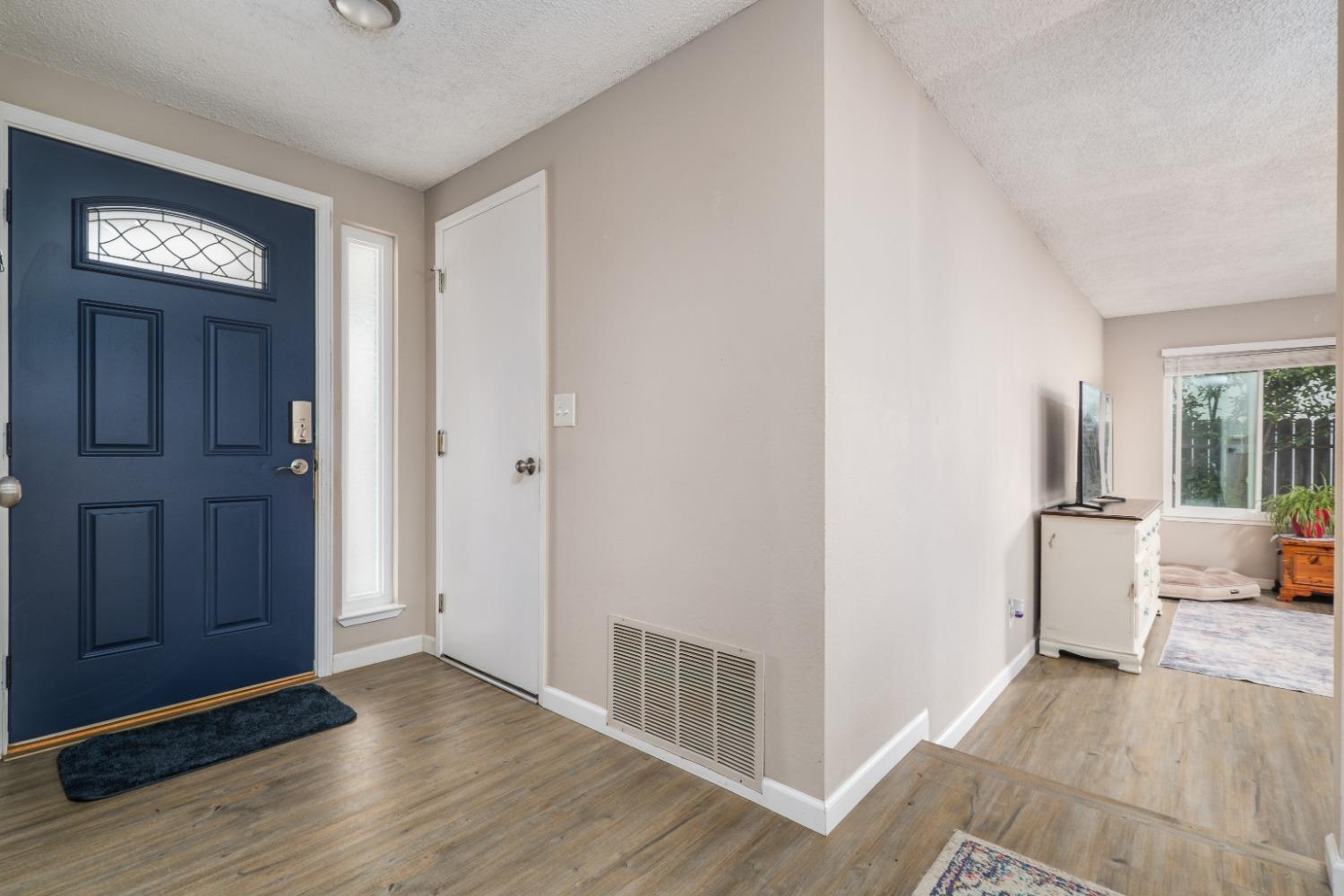 Detail Gallery Image 4 of 35 For 3121 Huntsman Dr, Sacramento,  CA 95826 - 3 Beds | 2 Baths