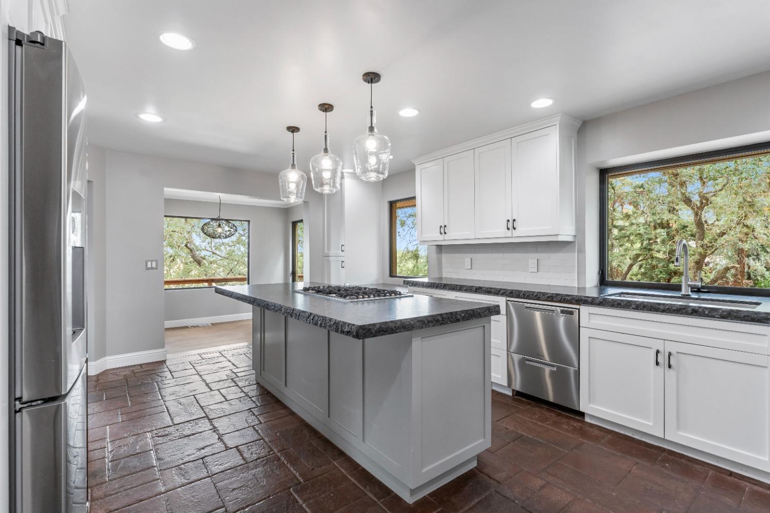 Detail Gallery Image 14 of 55 For 10008 River Oak Cir, Oakdale,  CA 95361 - 5 Beds | 3/1 Baths