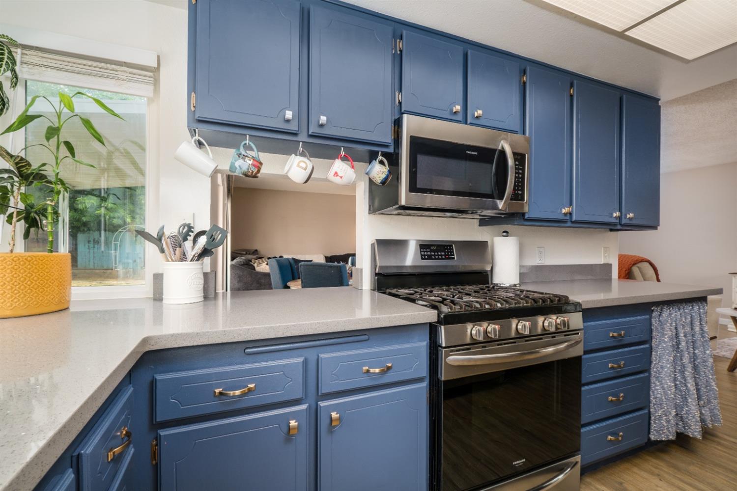 Detail Gallery Image 12 of 35 For 3121 Huntsman Dr, Sacramento,  CA 95826 - 3 Beds | 2 Baths