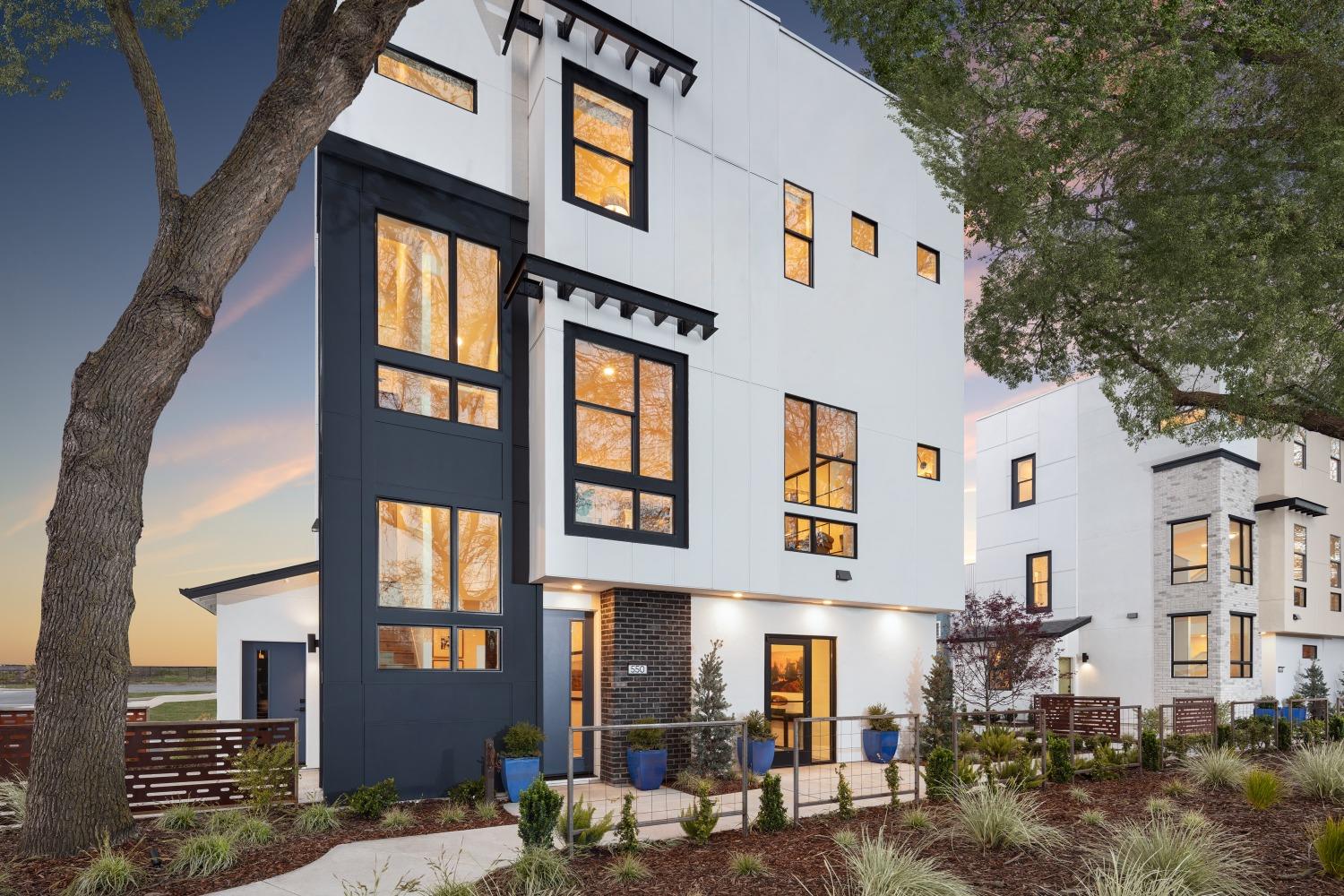 Detail Gallery Image 1 of 26 For 600 E St, West Sacramento,  CA 95605 - 3 Beds | 3 Baths