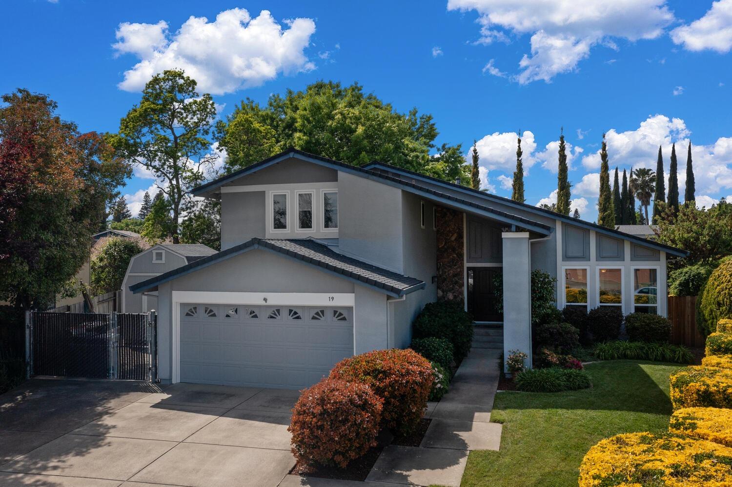 Detail Gallery Image 3 of 56 For 19 Green Mist Ct, Sacramento,  CA 95831 - 4 Beds | 3 Baths
