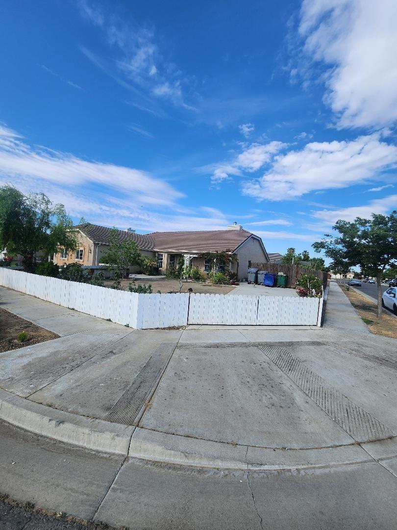 Detail Gallery Image 5 of 27 For 755 Windsor Ct, Los Banos,  CA 93635 - 5 Beds | 3 Baths