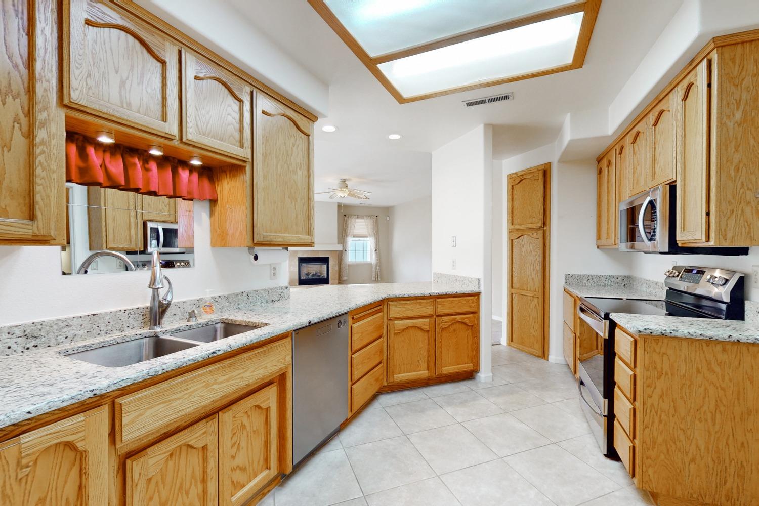 Detail Gallery Image 4 of 81 For 1612 Portofino Dr, Yuba City,  CA 95993 - 3 Beds | 2 Baths