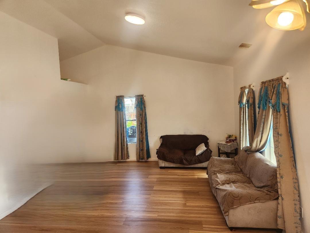 Detail Gallery Image 2 of 27 For 755 Windsor Ct, Los Banos,  CA 93635 - 5 Beds | 3 Baths