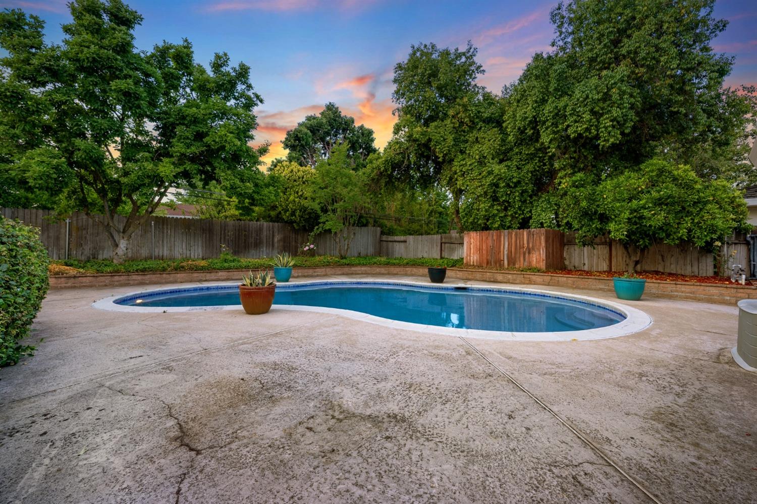 Detail Gallery Image 43 of 65 For 2751 American River Dr, Sacramento,  CA 95864 - 4 Beds | 3 Baths