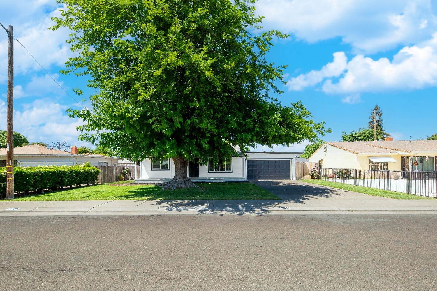 Detail Gallery Image 4 of 32 For 3037 W Monterey Ave, Stockton,  CA 95204 - 3 Beds | 1 Baths