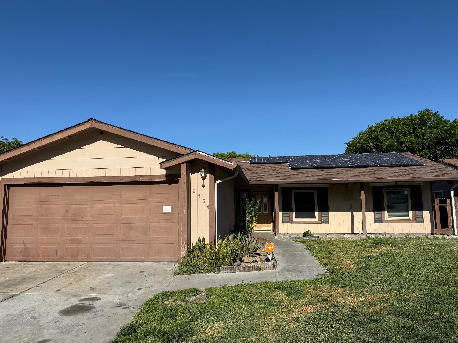 Detail Gallery Image 2 of 17 For 2454 Golden Bear Cir, Stockton,  CA 95209 - 4 Beds | 2 Baths