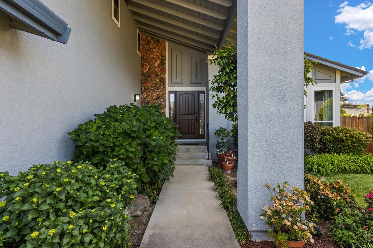 Detail Gallery Image 2 of 56 For 19 Green Mist Ct, Sacramento,  CA 95831 - 4 Beds | 3 Baths