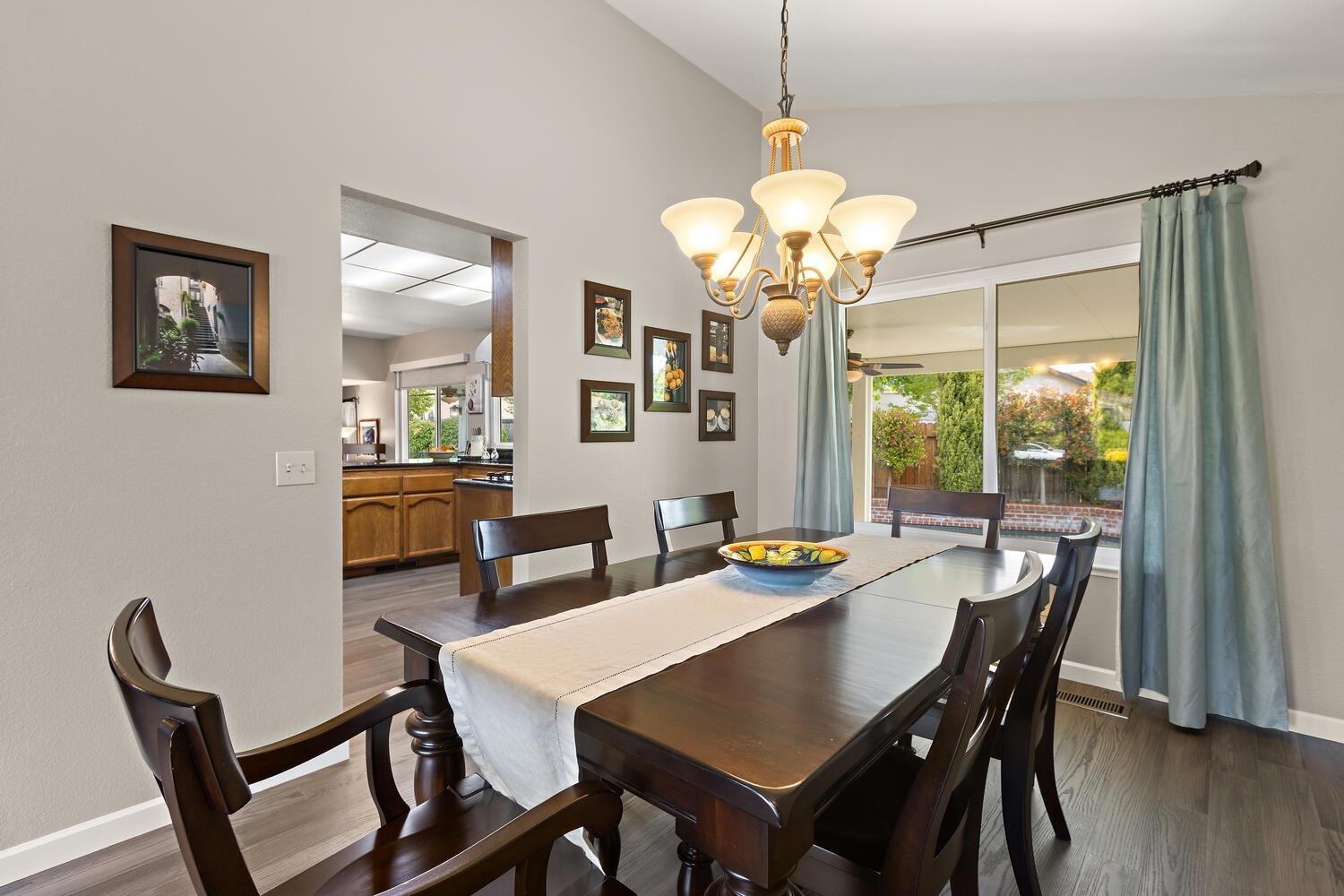 Detail Gallery Image 10 of 56 For 19 Green Mist Ct, Sacramento,  CA 95831 - 4 Beds | 3 Baths