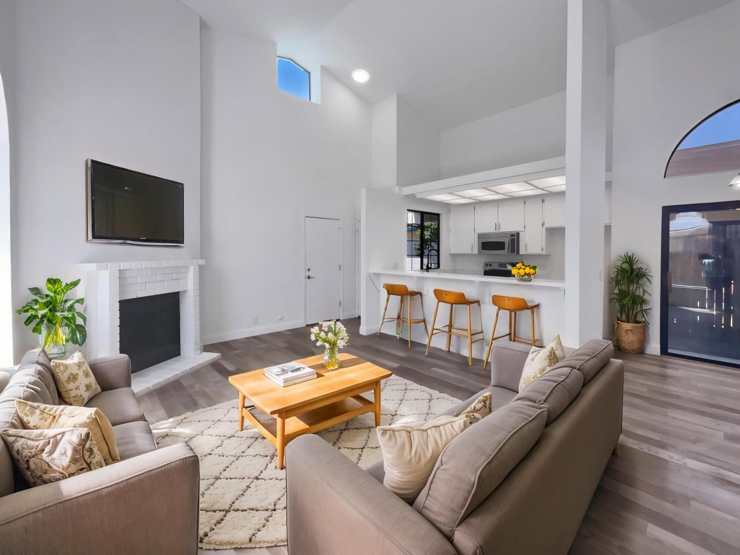 Detail Gallery Image 2 of 22 For 1465 E Hidalgo Cir #E,  Roseville,  CA 95747 - 3 Beds | 2 Baths