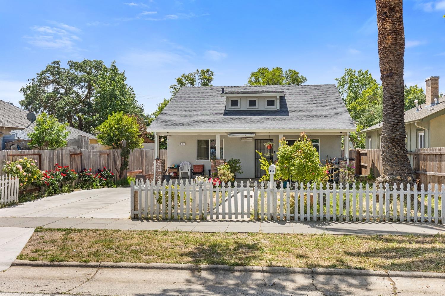 Detail Gallery Image 2 of 26 For 610 El Camino Ave, Sacramento,  CA 95815 - 5 Beds | 3 Baths