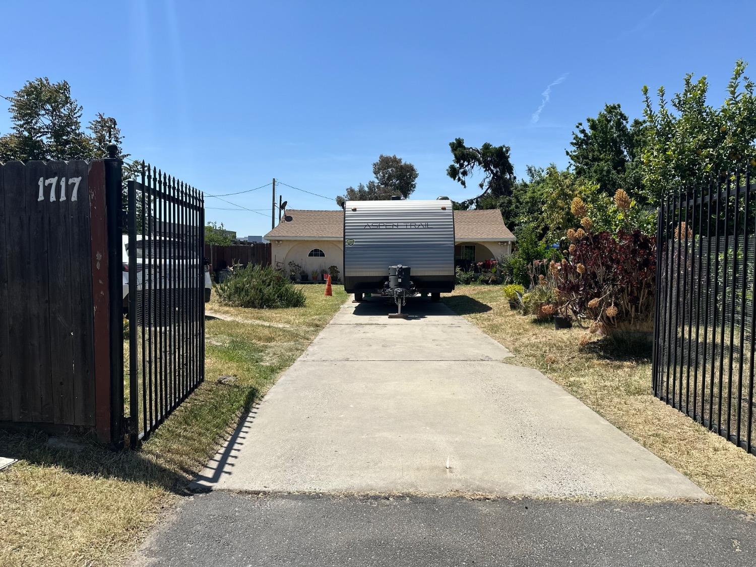 Detail Gallery Image 2 of 26 For 1717 Midway Ave, Modesto,  CA 95358 - 2 Beds | 2 Baths