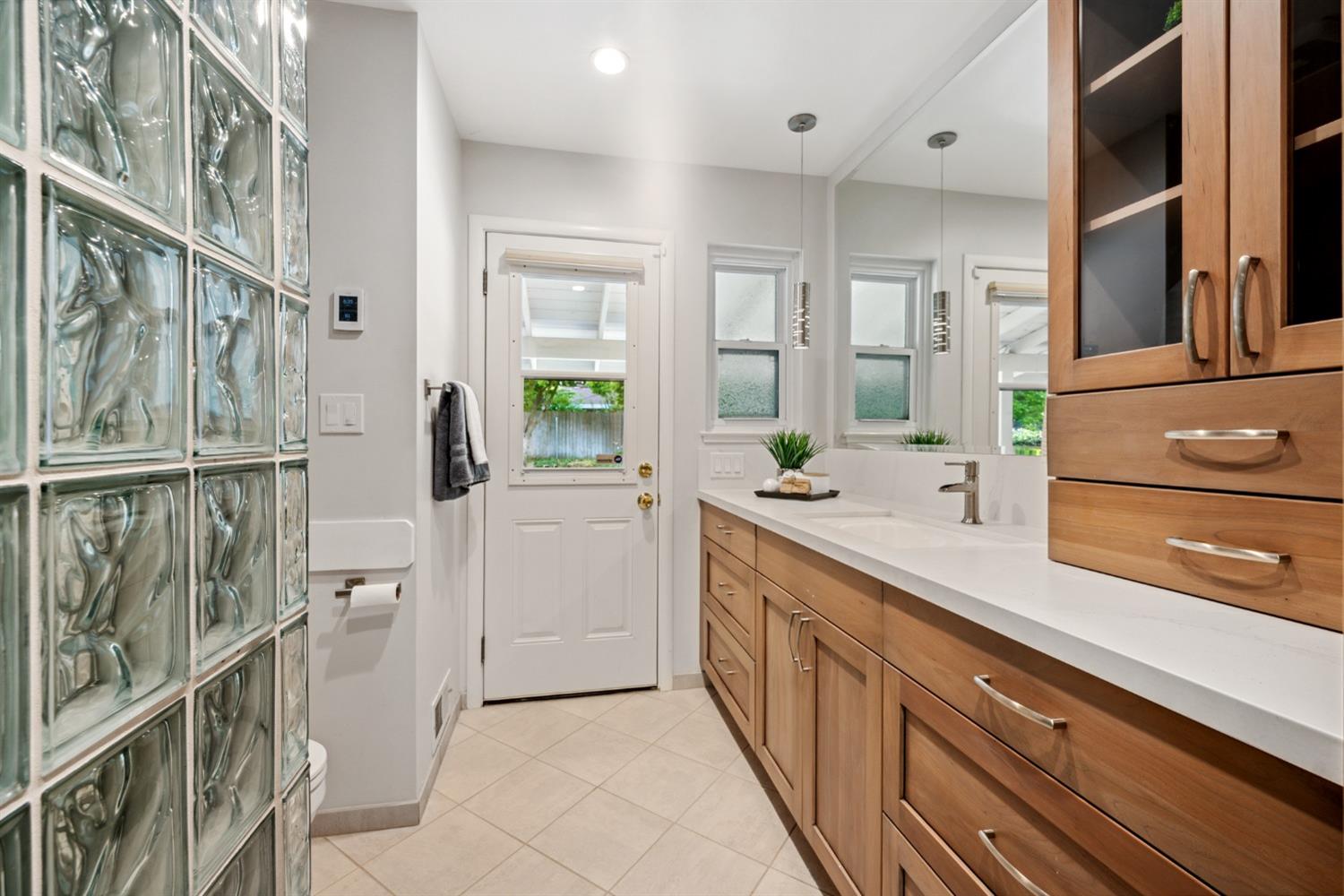 Detail Gallery Image 17 of 65 For 2751 American River Dr, Sacramento,  CA 95864 - 4 Beds | 3 Baths