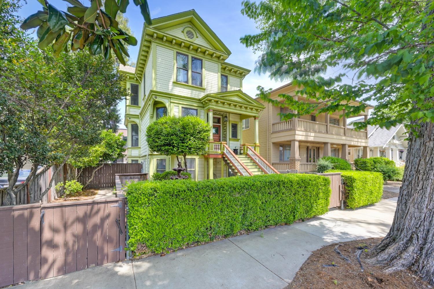 Detail Gallery Image 2 of 40 For 1111 U St, Sacramento,  CA 95818 - 4 Beds | 3/1 Baths