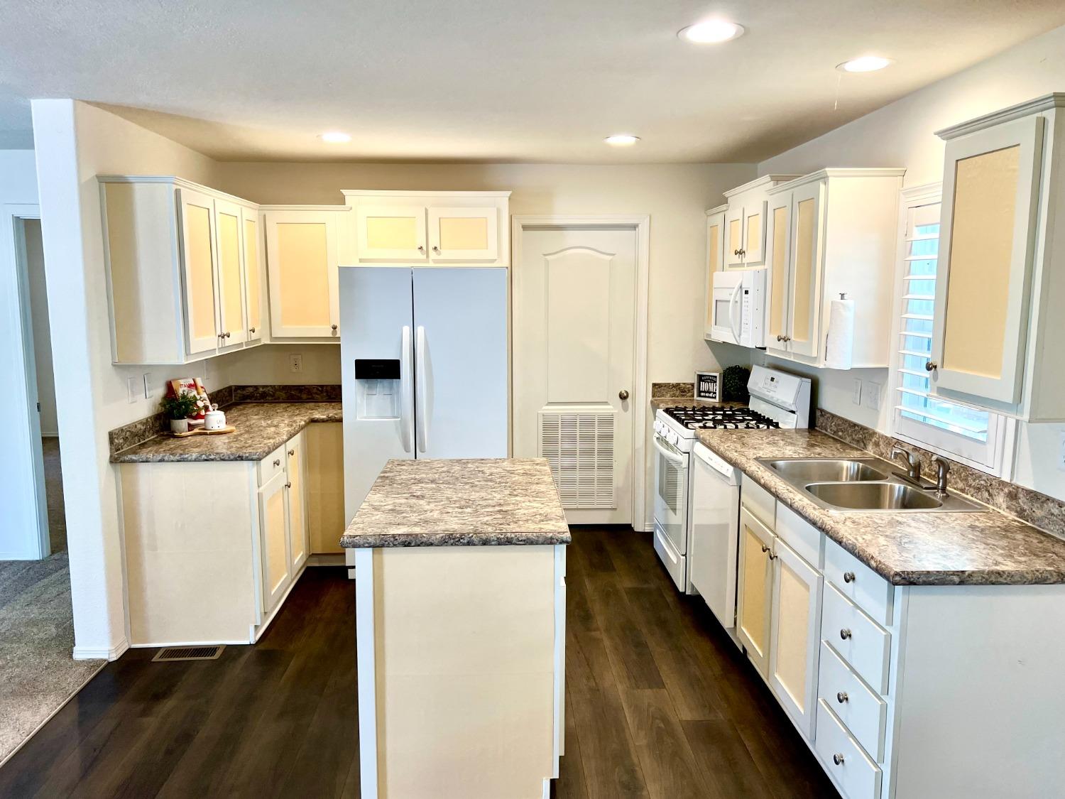 Detail Gallery Image 3 of 29 For 53 Saxton Cir 53, Citrus Heights,  CA 95610 - 3 Beds | 2 Baths