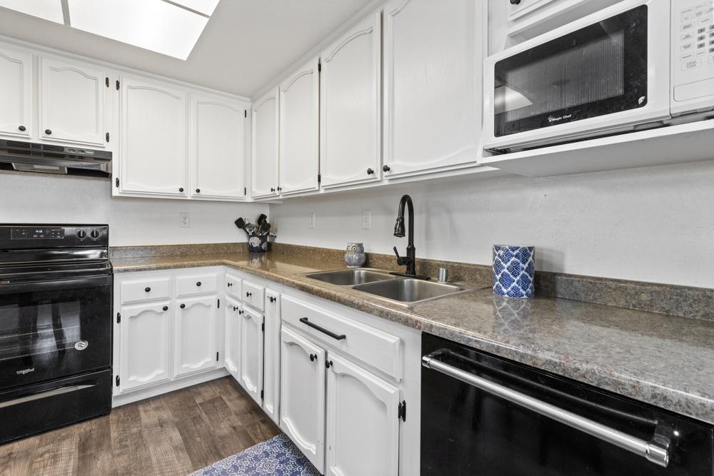 Detail Gallery Image 13 of 45 For 9524 Dunkerrin Way, Elk Grove,  CA 95758 - 3 Beds | 2 Baths